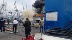 Se incendia barco pesquero en muelle de Mazatlán