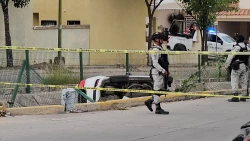 Localizan vehículo robado, volcado y con equipo táctico en Albaterra, en Culiacán