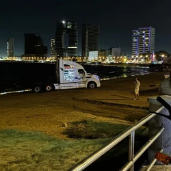¿Un tráiler lancha? Chofer ingresa a playa con todo y unidad y se queda atascada