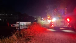 Padre e hijo son rescatados tras caer con su camión al canal en Cajeme