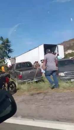 Se vuelca tráiler cargado de detergente en Tecualilla, Escuinapa