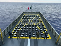 Armada de México y Guardia Costera de EE.UU. aseguran 188 bultos con toneladas de presunta cocaína frente a Isla Clarión