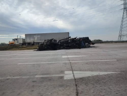 Se incendia tráiler y mueren decenas de cerdos en la carretera Obregón-Guaymas