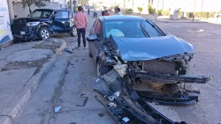 Choque entre dos vehículos en la colonia Palos Prietos deja cuantiosos daños materiales 
