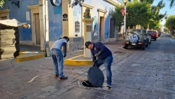 Le dan mantenimiento a 800 metros de tuberías sanitarias en la colonia Centro de Mazatlán