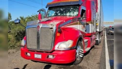Balean tráiler durante asalto sobre la Mazatlán - Tepic; el chofer resultó ileso