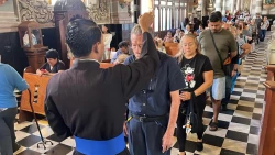 Mazatlecos acuden a la Catedral de Mazatlán para la imposición de cenizas en este inicio de cuaresma