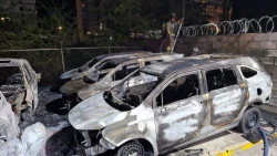 Al menos siete vehículos calcinados deja incendio en zona enmontada que alcanzó a una agencia automotriz