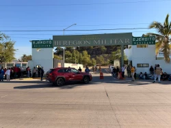 Decenas de personas acuden a las instalaciones de la III Región Militar para buscar acercamiento con Claudia Sheinbaum
