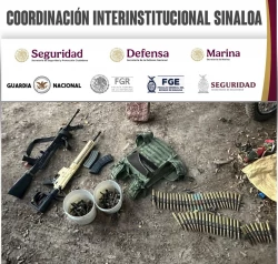 En Villa Juárez, el Grupo Interinstitucional aseguró a 2 civiles con fusiles, cargadores abastecidos, una cinta eslabonada y una motocicleta