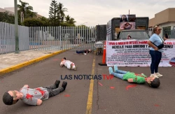 Con piñatas “sin vida”, se manifiestan en el Congreso de Sinaloa