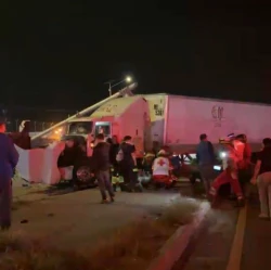 Aparatoso choque de tráileres y miniván en la México 15 frente al Cereso de Ciudad Obregón