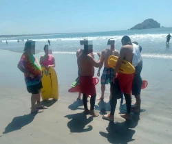 Realizan rescate masivo de bañistas en la Isla de la Piedra