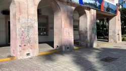 Restaurarán fachada de Palacio Municipal tras pintas de consignas en marcha del 8M