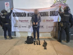 Sobre la carretera Mazatlán-Tepic, el Grupo Interinstitucional detuvo a un masculino en posesión de un fusil, cargadores y municiones