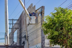Inician labores de demolición de barda perimetral que ponía en riesgo a Jardín de Niños