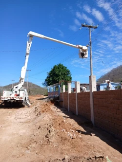 Se mantiene la rehabilitación de alumbrado público en comunidades de Badiraguato