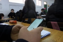 Desde SEPyC se analiza retirar celulares en las aulas