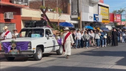 Comunidad de la iglesia de Nuestra Señora del Carmen realizan viacrucis