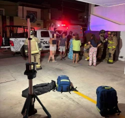 Incendio de vehículo se propaga a departamentos; un menor resultó con quemaduras y 27 personas fueron evacuadas