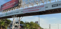 Trabajadores de la UAS colocan lonas en puentes de Culiacán 