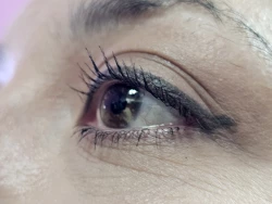 El Maquillaje mal retirado es la principal causa de irritación ocular crónica