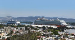 Recibe Mazatlán a más de 5 mil turistas en doble arribo de crucero