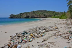 Contaminación por plástico aumenta un 70% en playas por vacaciones