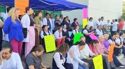 Trabajadores del sistema IMSS Bienestar en Sinaloa se manifestaron este jueves en distintos hospitales y centros de salud