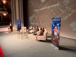 Presenta Roy Navarrete su libro "Riesgología" en el Teatro Ángela Peralta de Mazatlán