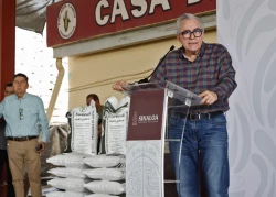 Entrega Rocha Moya fertilizantes en Sinaloa