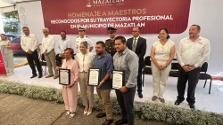 Una maestra y dos maestros son reconocidos por su trayectoria en Mazatlán