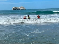Rescatan a hombre que estaba atrapado por una corriente de retorno en Olas Altas