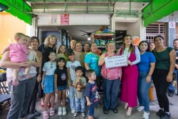 Entregan apoyos a 12 mujeres