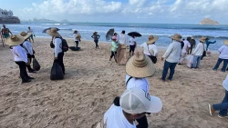 Realizan limpieza de playas por el día del Medio Ambiente en Mazatlán
