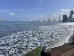 Prevalecen oleaje elevado en Mazatlán