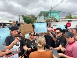 Se manifiestan vecinos de Líderes en Acción en Mazatlán