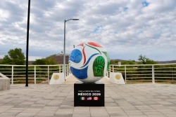 Badiraguato vive la fiesta del futbol; el alcalde José Paz López coloca balón alusivo al mundial en el malecón