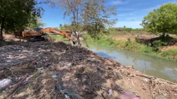 Intensifican limpieza de canales pluviales en Mazatlán