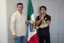 Aaron Ibarra, gimnasta sinaloense se reúne con el Director del ISDE, Armando Camacho