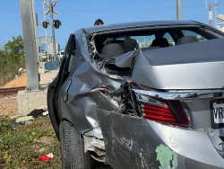 Conductora intenta ganarle el paso al tren y resulta con lesiones leves