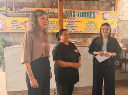 Entregan apoyo financiero a mujeres