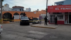 Se registra persecución en contra de conductor de automóvil Versa; logró huir a pie