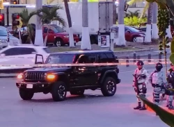 Intentan despojar camioneta Jeep a la altura de la glorieta La Perla en Mazatlán