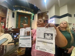Con todo y medidores de la CFE llegan habitantes de Villa Juárez al Congreso