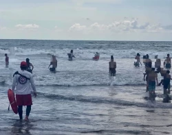 62 personas fueron rescatadas de morir ahogadas en el mar de Mazatlán durante la semana pasada