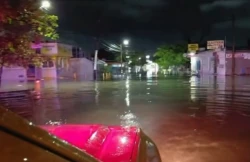 Vehículos varados e inundaciones en algunas avenidas dejan lluvias en Mazatlán