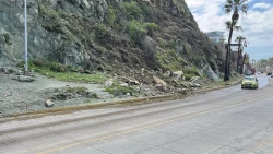 Lluvias en Mazatlán ocasiona un pequeño deslave en cerro de la Nevería