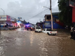 El rescatan vehículo que quedó varado en La Limita tras fuertes lluvias