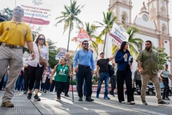 Caminan por el Día Mundial del Peatón